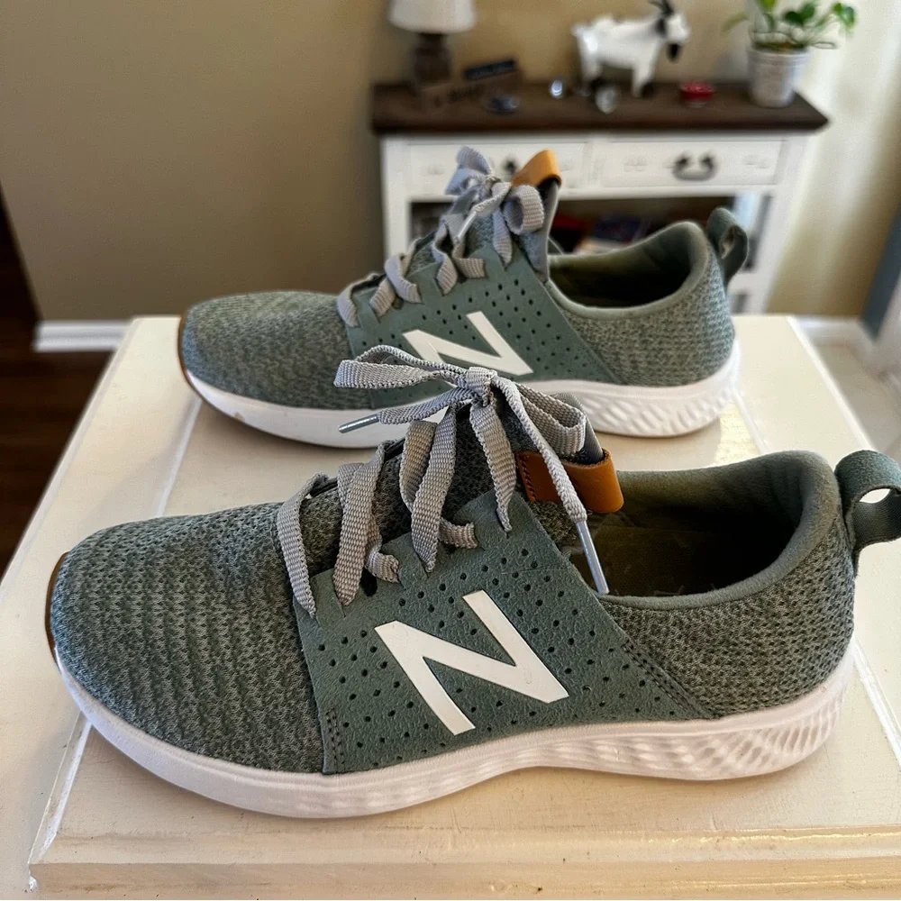 New Balance Women’s Sneakers Green Size 8D Wide WSPTCR1 Lightweight - Picture 3 of 8